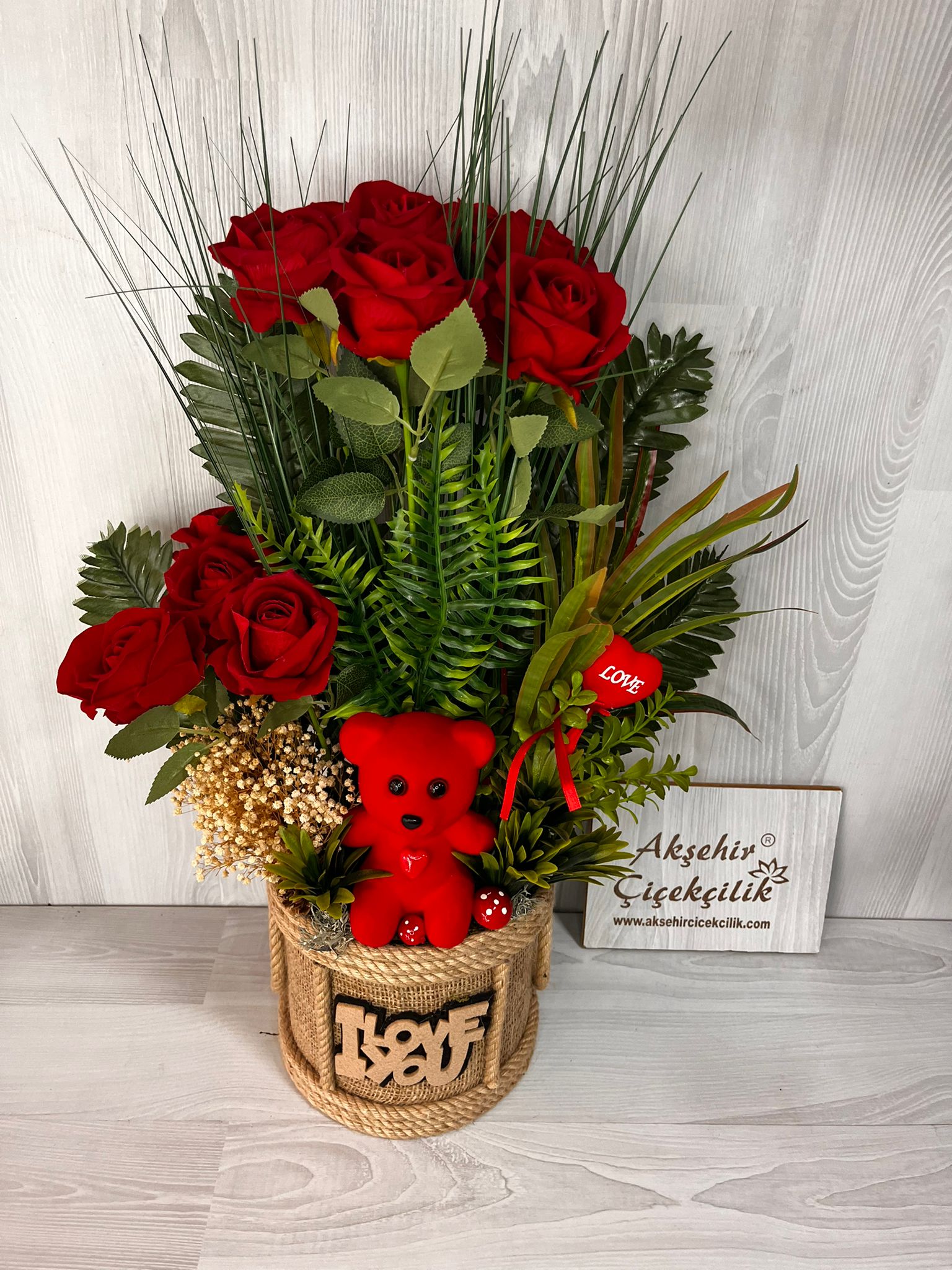 hasır kaplama kutuda kırmızı güller