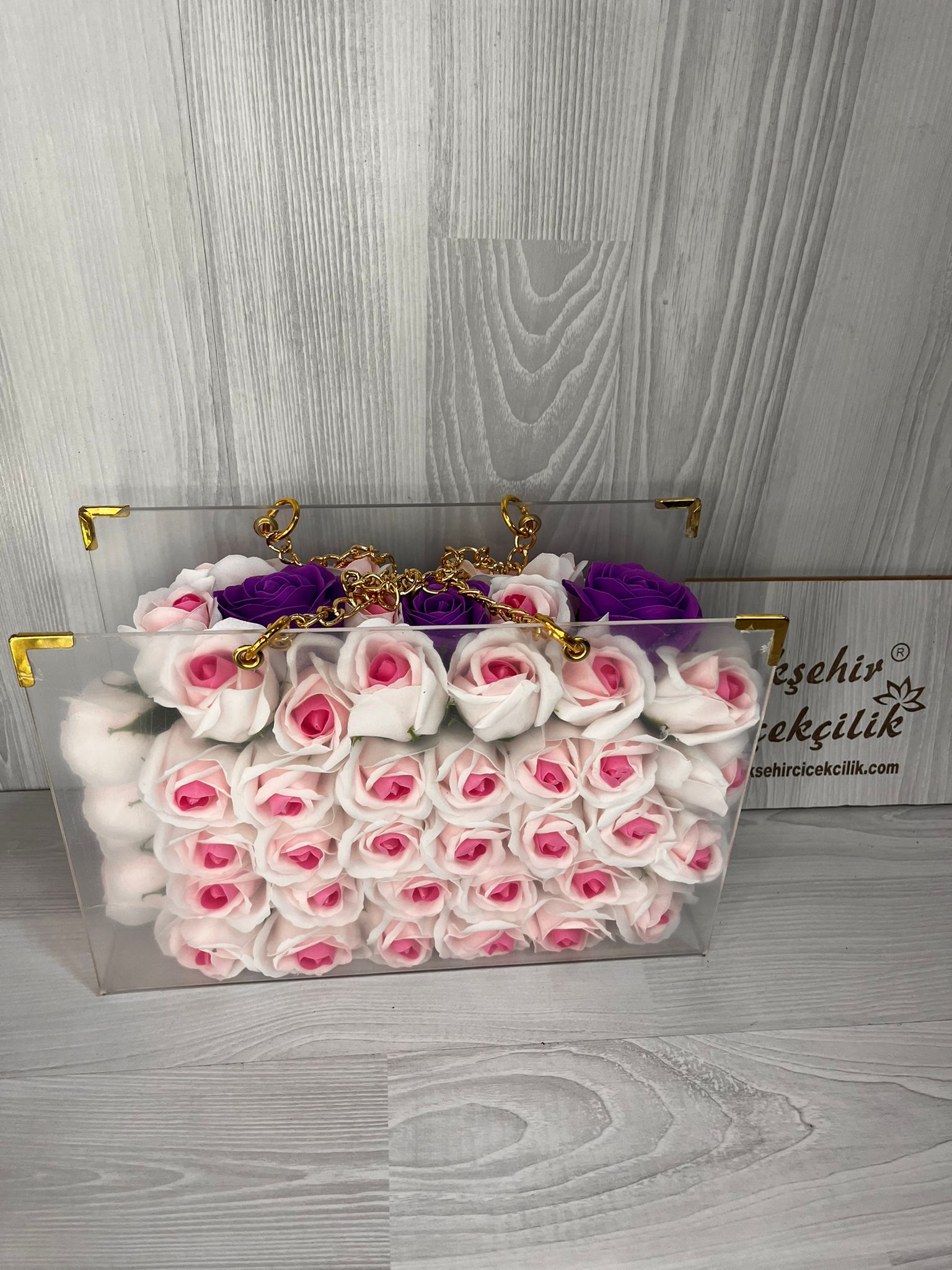 çantada mor ve pembe çiçekler 