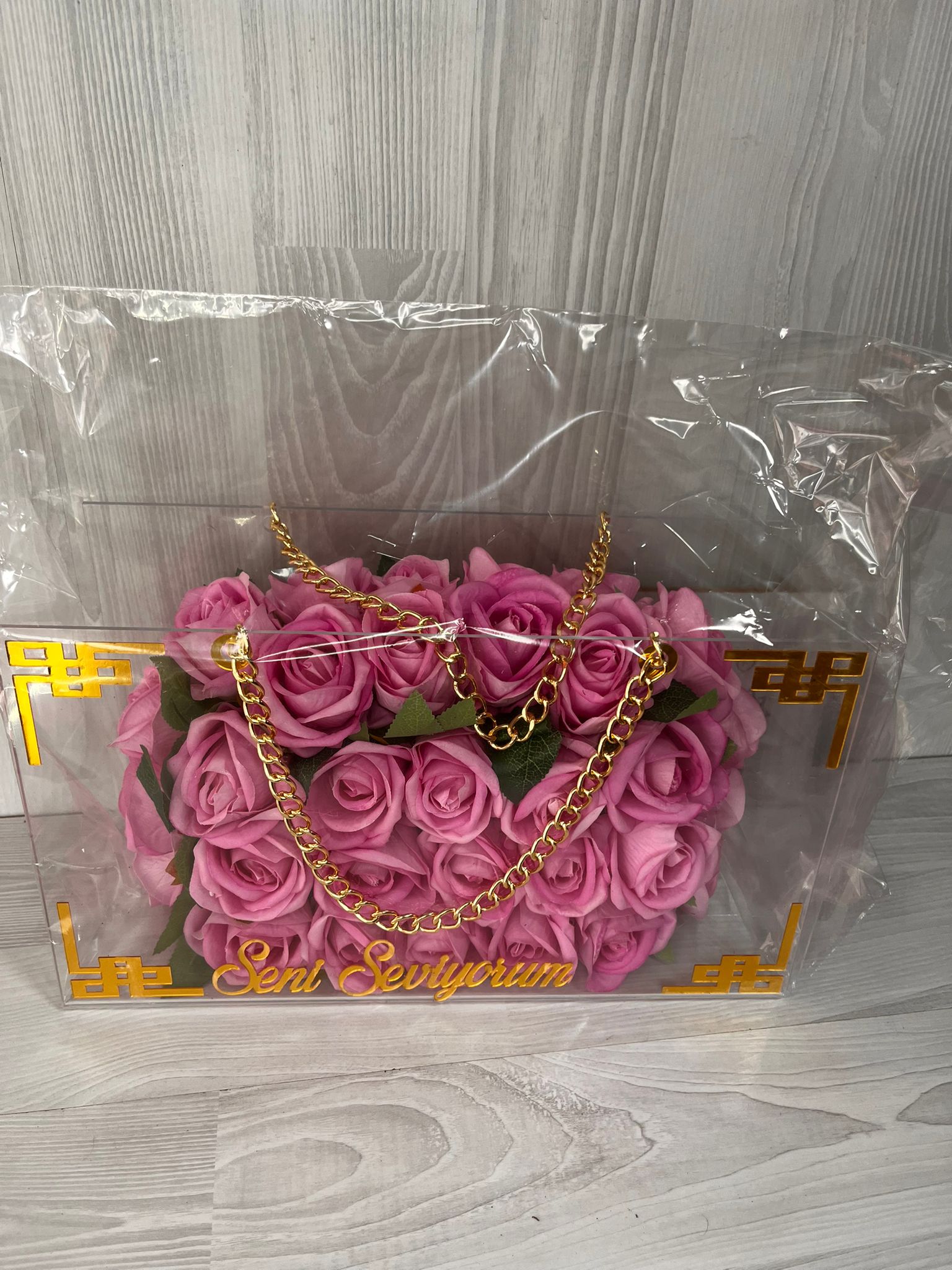 çantada mor ve pembe çiçekler 